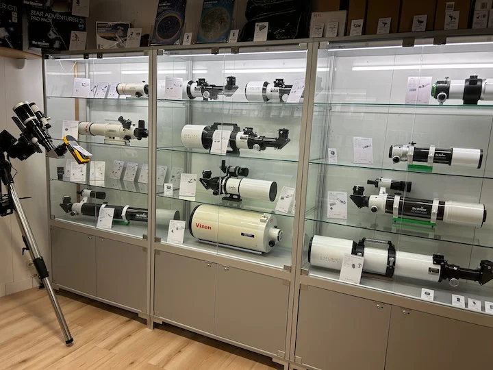 Leisure optics shelves: binoculars and observation gear